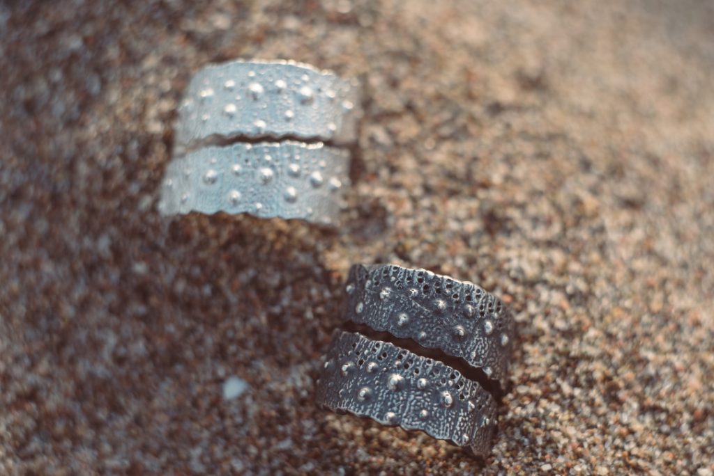 anillo doble black inspirado en fragmentos marinos