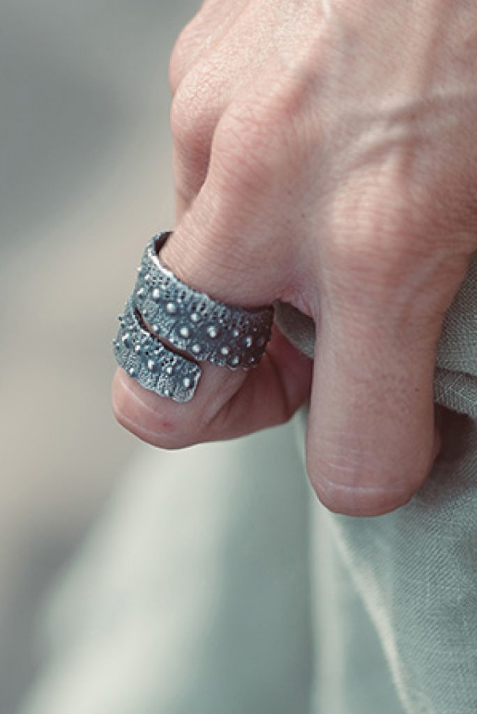 anillo doble black artesanal forma fragmentos marinos