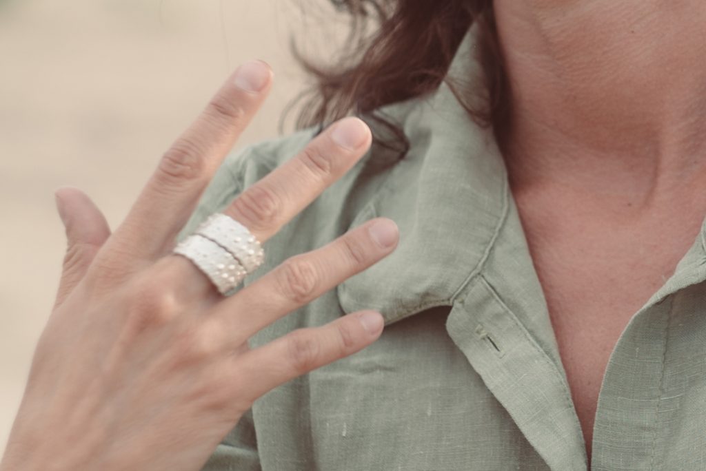 anillo doble plata artesanal forma fragmentos marinos