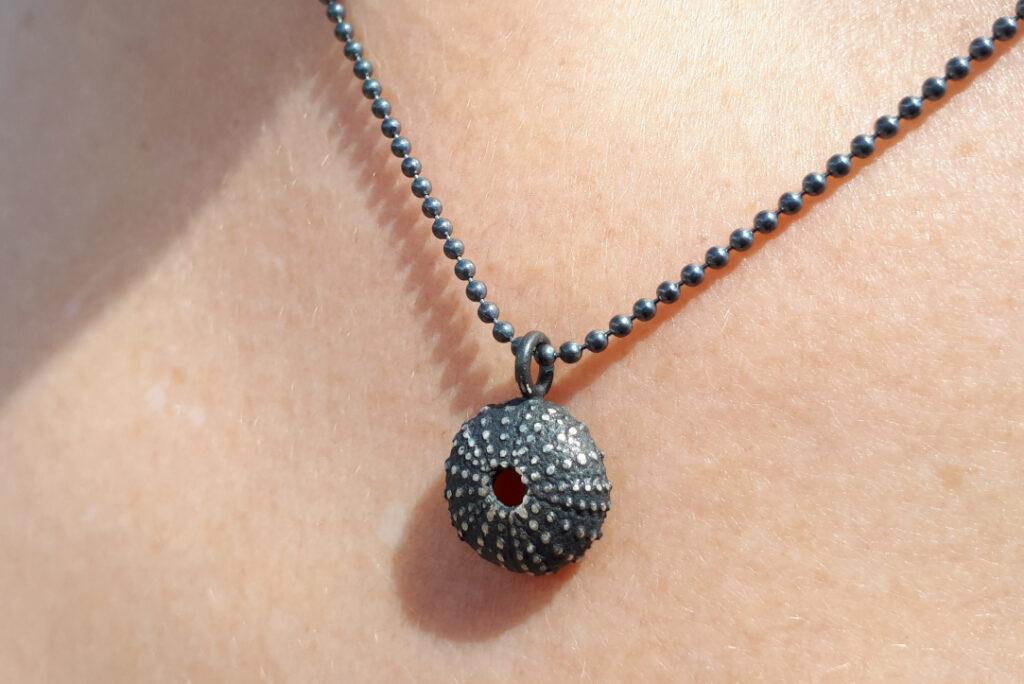 colgante black de la colección garota de leitmotif