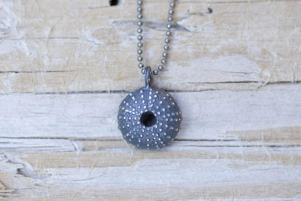 colgante black inspirado en erizo de mar