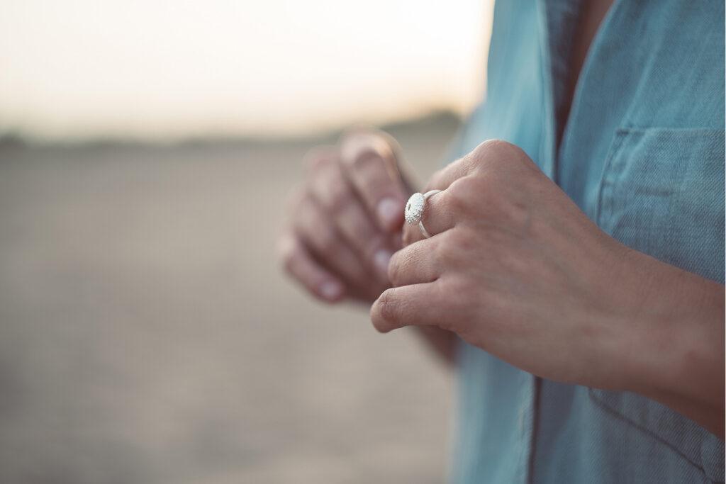 anillo de plata inspirado en el erizo de mar