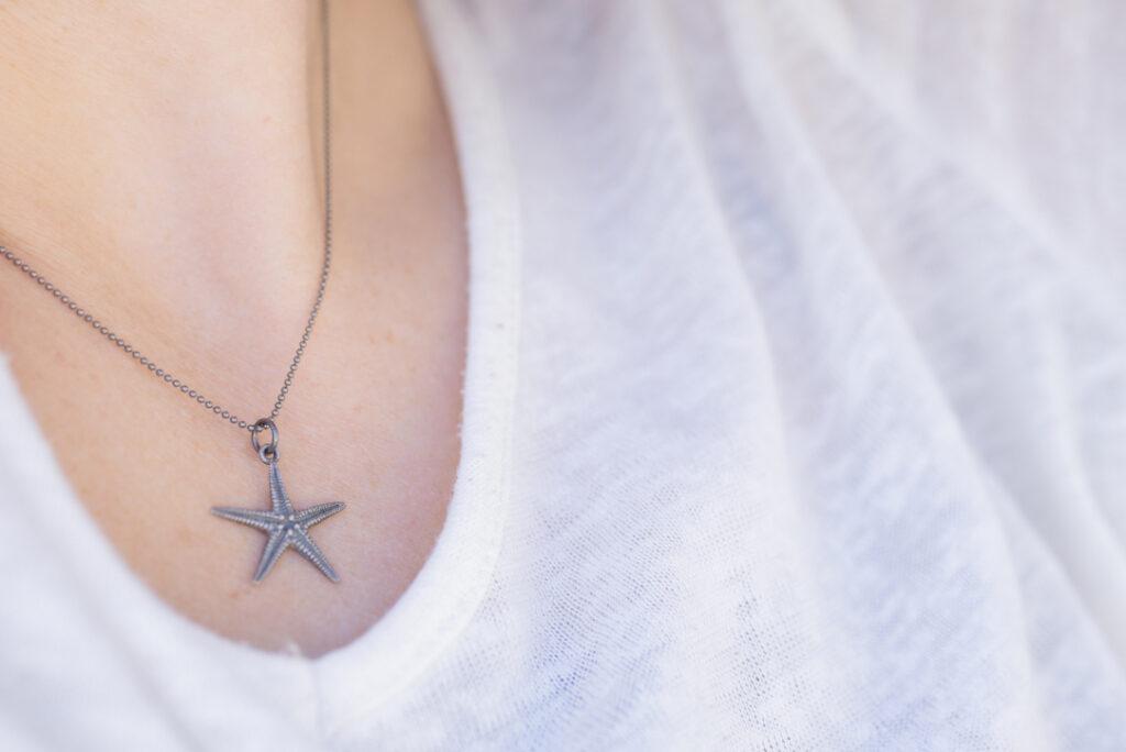 colgante black inspirado en estrella de mar