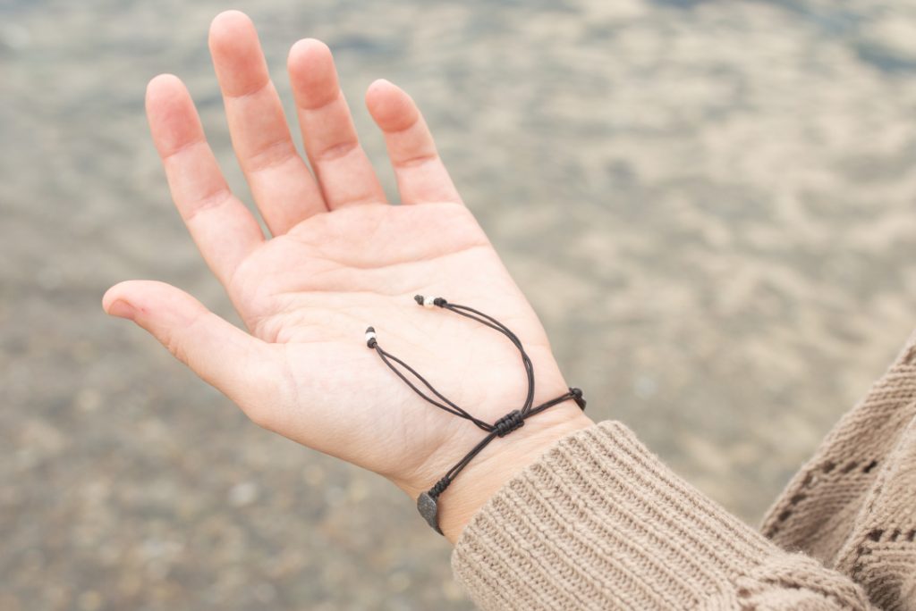 pulsera black, joya artesanal sea skin de leitmotif