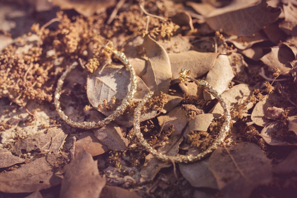 aros chapados en oro inspirado en las texturas de la naturaleza